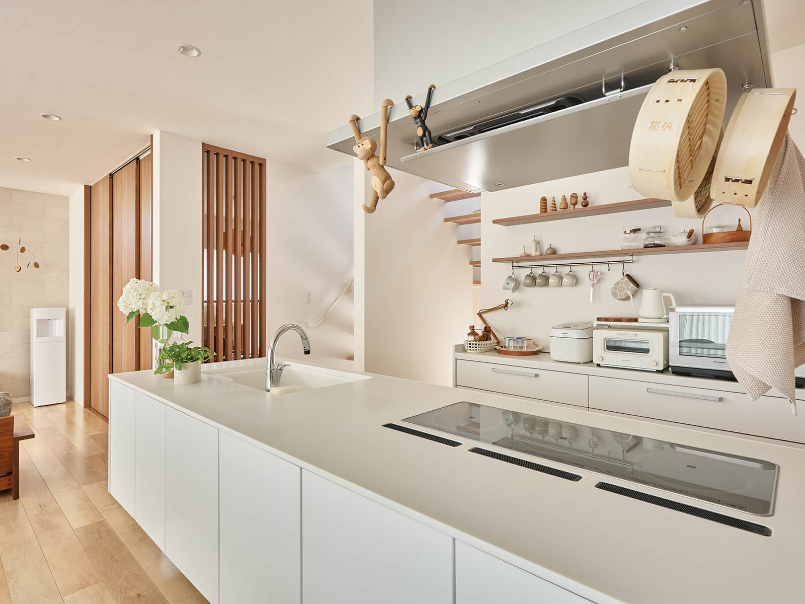 木と白と、光に包まれて