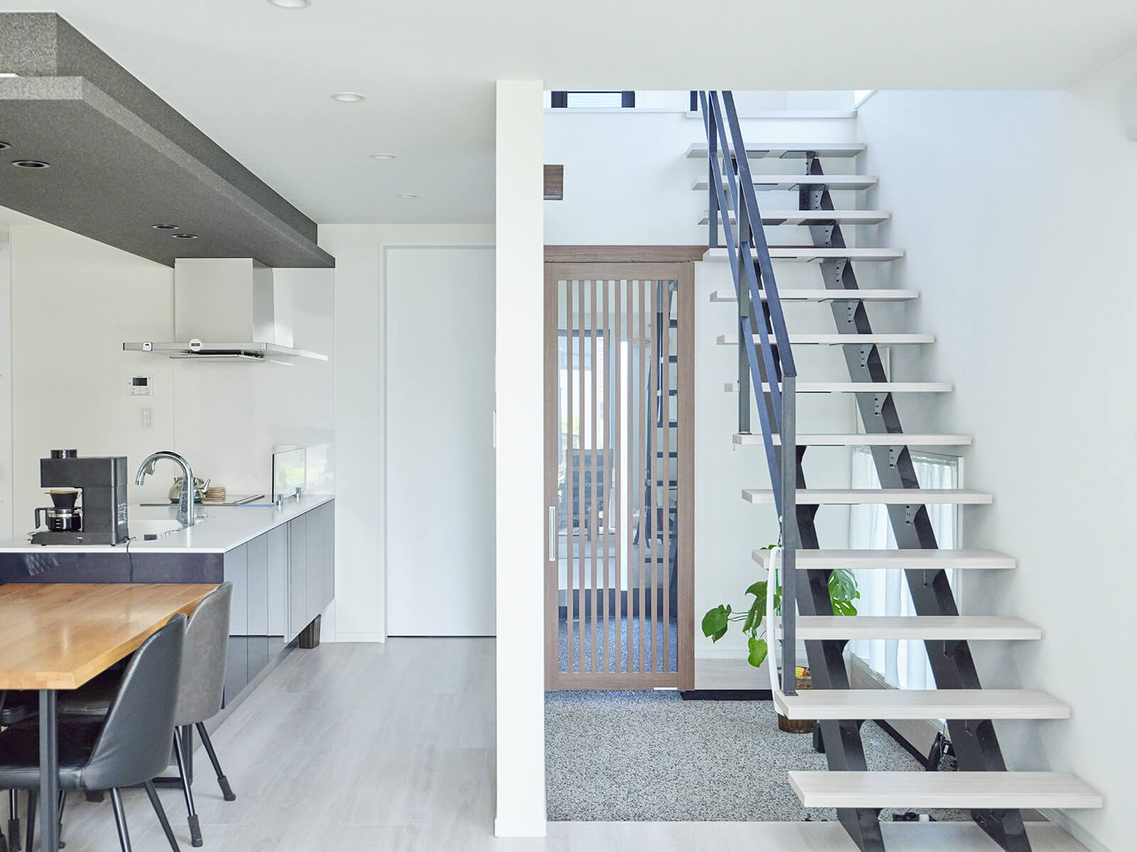 シンプルモダン×格子ドア