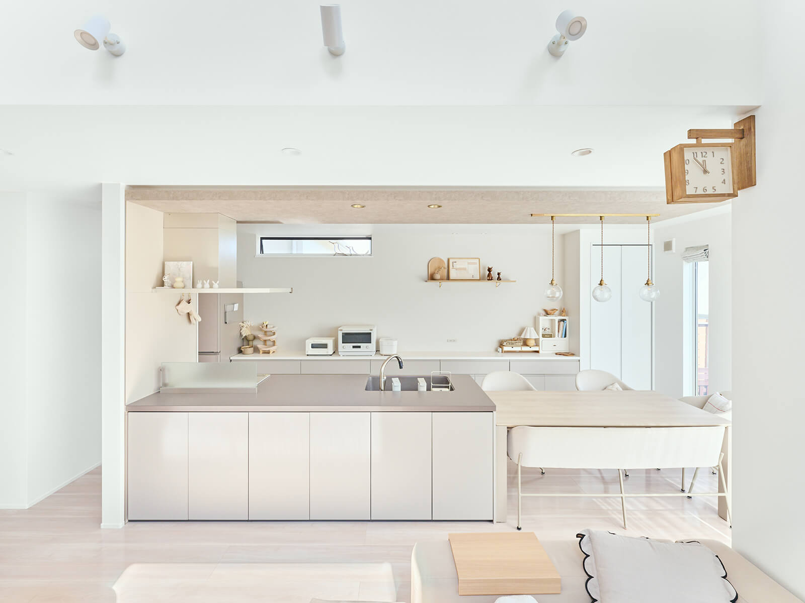 白が際立つグレージュ空間