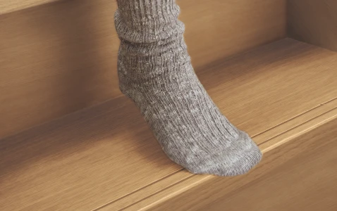 凹凸を感じる意匠で、触れてもわかりやすい。