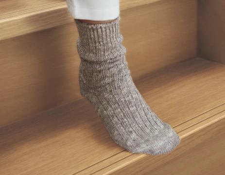 階段の踏み板は凹凸加工を施した防滑シートを採用