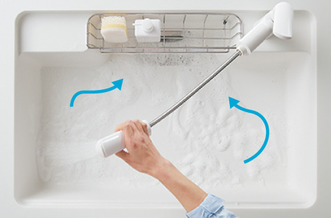引き出して使えるシャワーヘッドはワイドな吐水だから、シンクも手早く洗い流せます。さらに、水はねも少なく使いやすい。