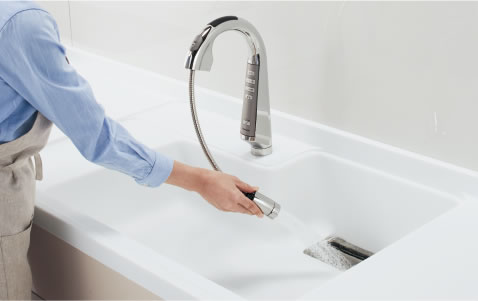 シャワーヘッドは引き出して使えるので、シンクの水洗いなどに便利です。［シャワーヘッド引出し寸法：約30cm（浄水器一体は約27cm）］