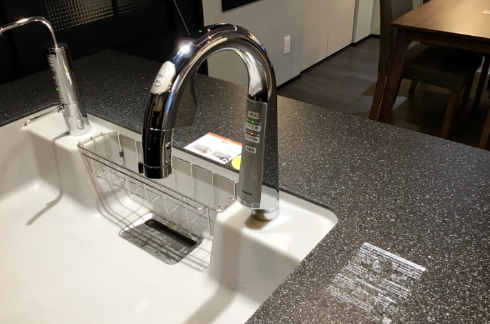 画像：システムキッチン スリムセンサー水栓