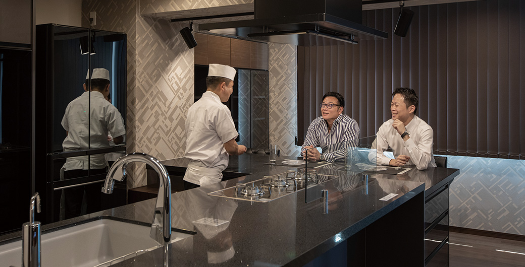 写真：Case 01 調理の様子を見ながら食事ができるカウンターテーブルを設置