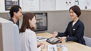 画像：専門のアドバイザーが具体的な商品のご相談・プランニングをさせていただきます。「ご来場での相談」または、「オンライン相談」にて承ります。