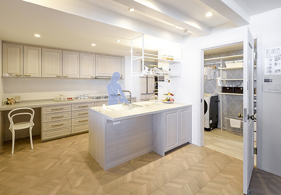 写真：キッチンからパントリーへの動き