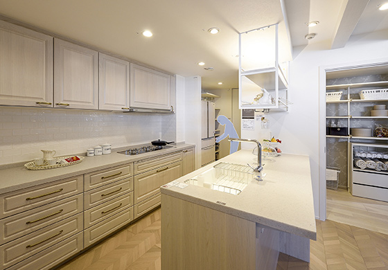 写真：パントリーから家事室への動き