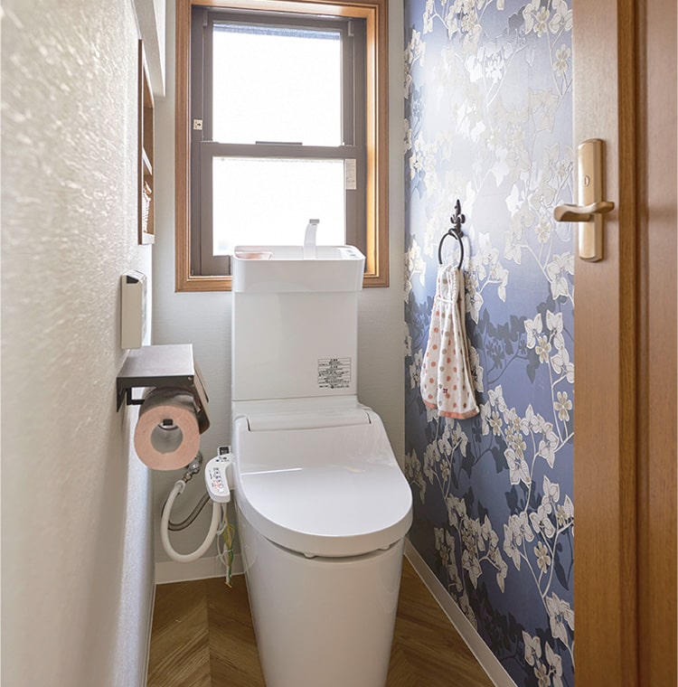 トイレは1面のみアクセントクロスをとり入れられ、華やかなデザインに一新されました。