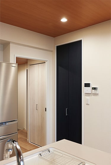 ｢大きな収納空間をキッチンのパントリー・廊下のストック収納の2つにあえて分け、使いやすさに配慮。