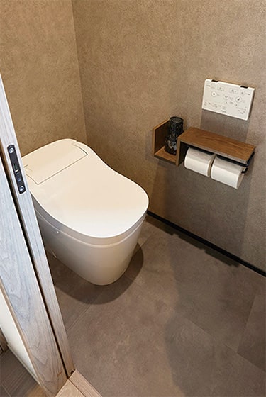 LDK・続き和室からアクセスしやすいトイレ。モダンなデザインに仕上げています。