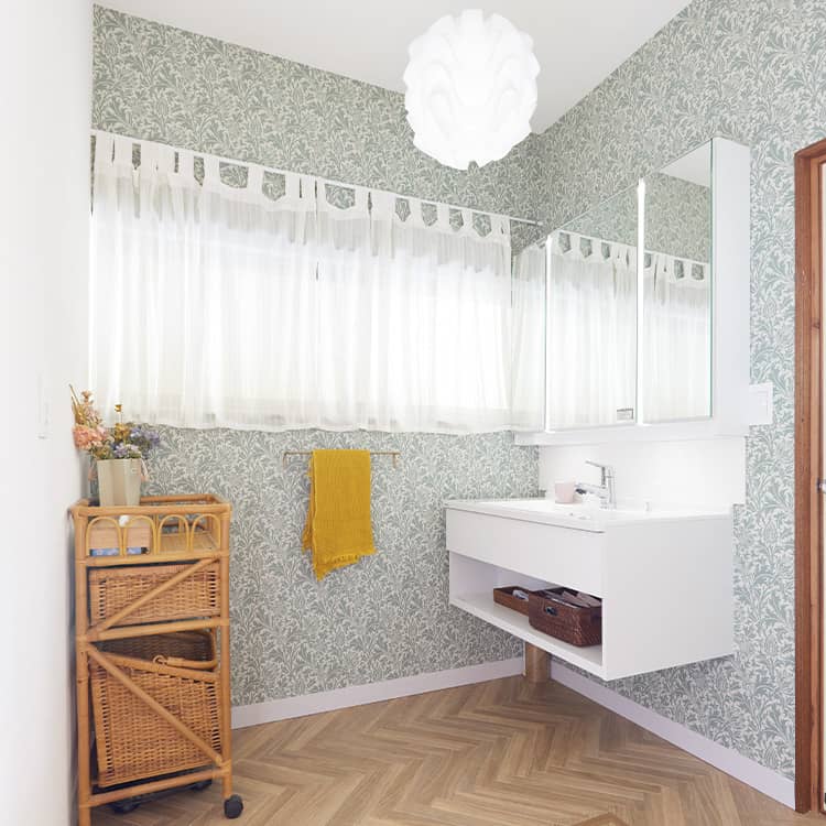 洗面台はすっきりとしたフロートタイプ。壁紙や床材にこだわり、他の空間と異なるテイストに。