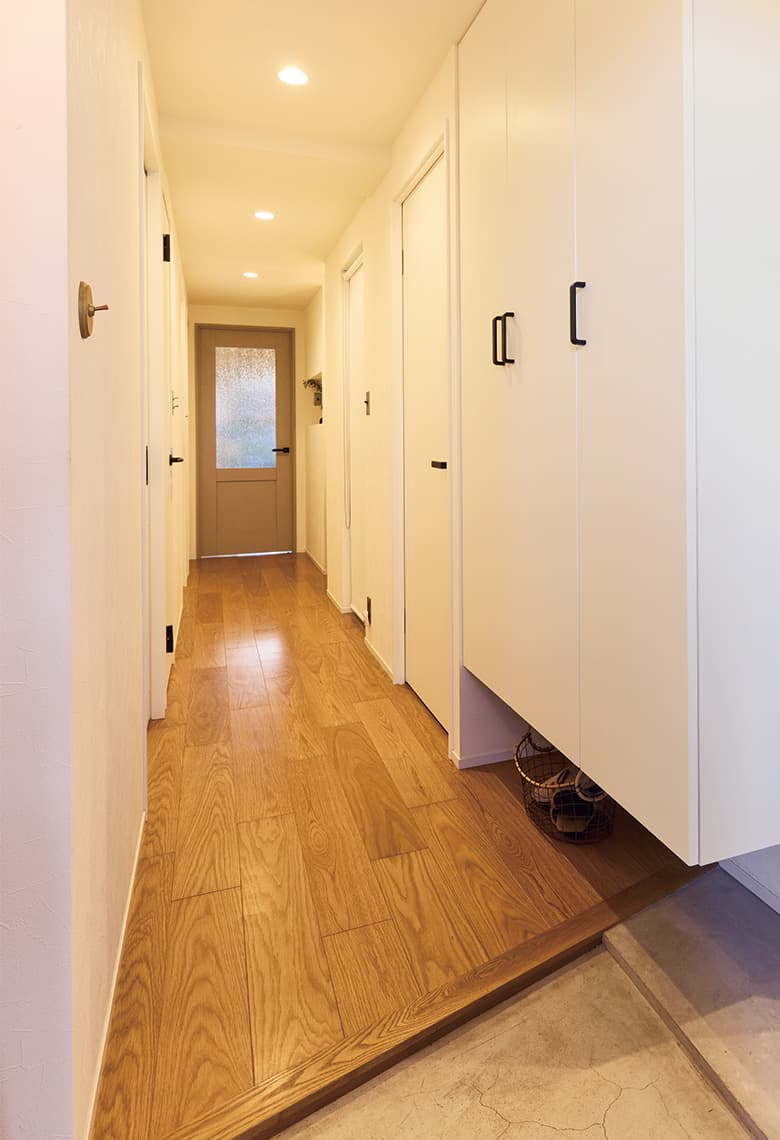 玄関収納は圧迫感のないフ口一卜タイプに