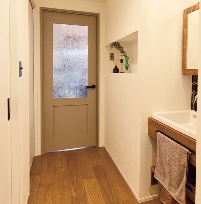 洗面台は廊下に設置し、帰宅時や来客時の手洗いもスムーズ。