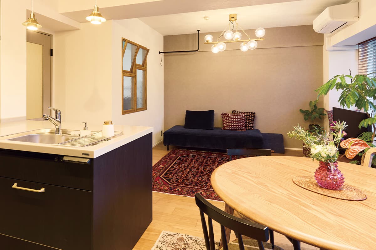 個室に設置した室内窓はLDKの明るさを引き込む効果が。リビング側のデザインアクセントとしても楽しめます。