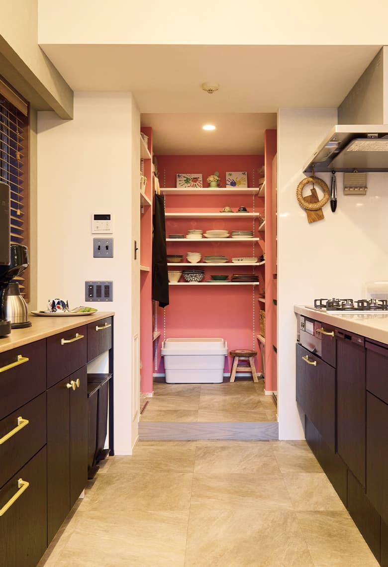 キッチンと横並びのパン卜リ一は動線もスム一ズ。遊び心のあるピンク色のクロスに。
