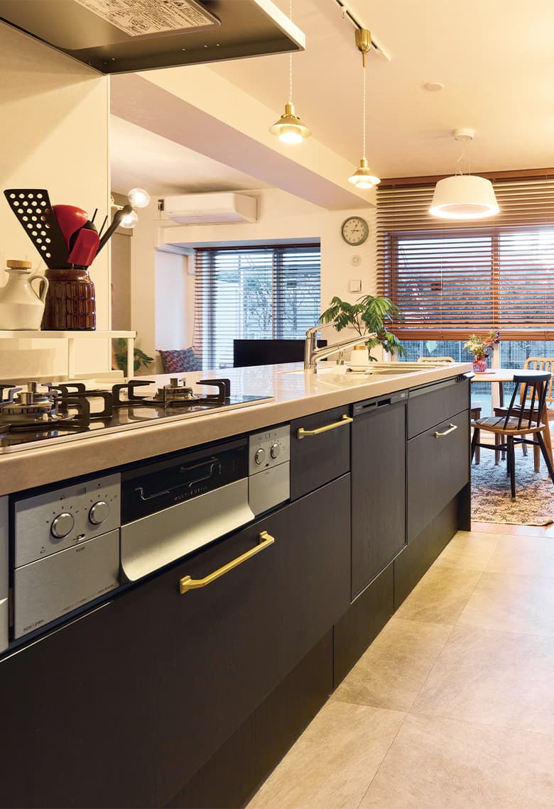 ダイニングとキッチンのつながりが生まれ、家族が後片付けも手伝ってくれるように。