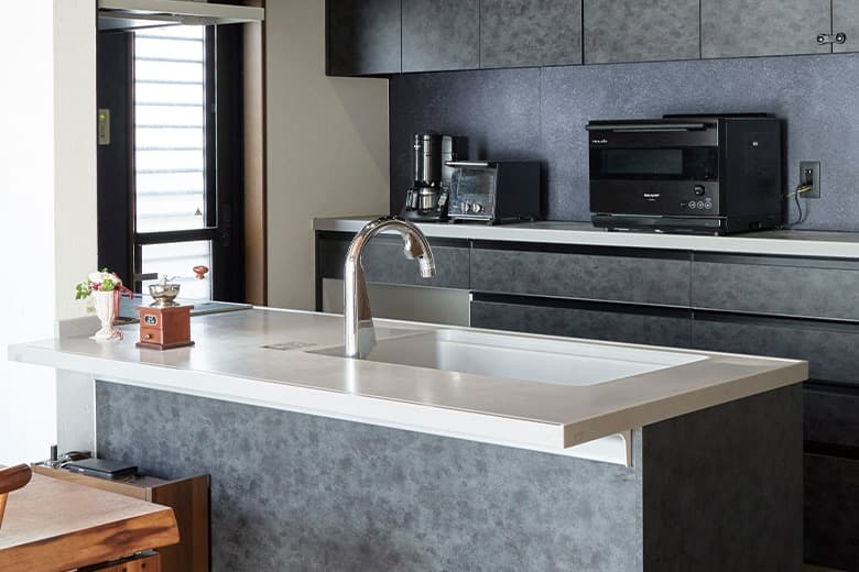 汚れがつきにくく、傷に強い力ウンタ一