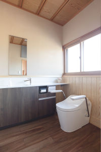 深い木目が落ち着いた空間のカギ