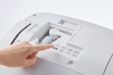 停電時に乾電池を使ったボタン操作や手動レバーで排水することができる機能が付いたトイレの写真