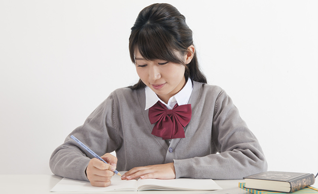 写真：勉強をする女子高生