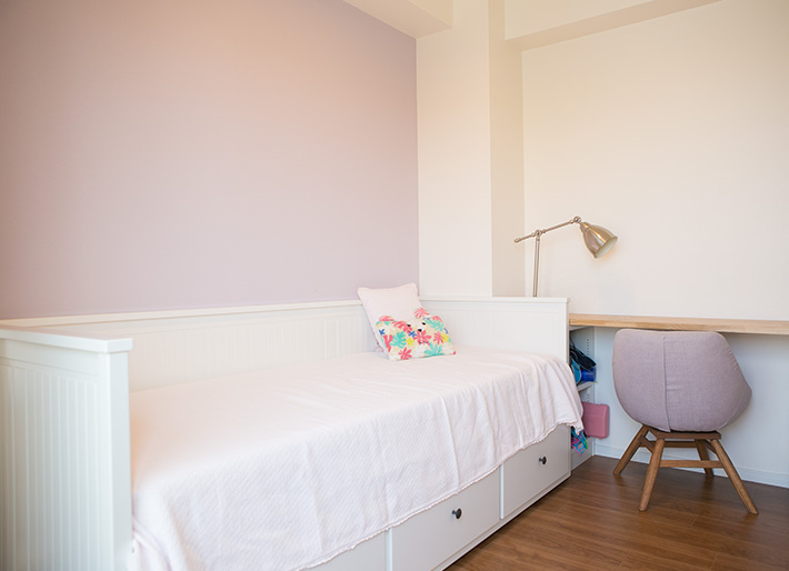 写真：ピンク色の壁紙を採用した娘さんの空間