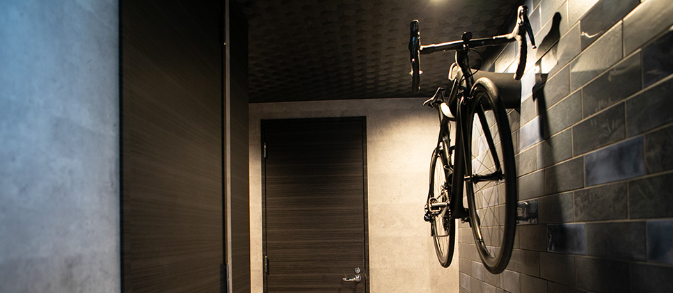 写真：玄関に通路にディスプレイされた自転車