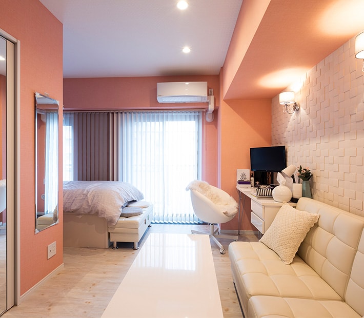 写真：スモーキーピンクを基調とした明るい部屋