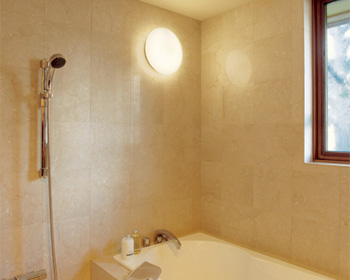 写真：明るい照明の浴室