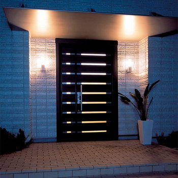 写真：防雨型の照明を設置した玄関