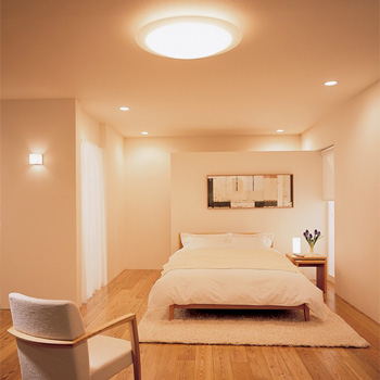 写真：心地よい照明の寝室
