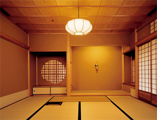 写真：落ち着いた照明の和室