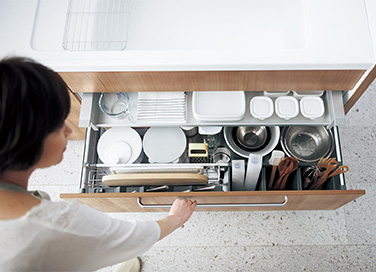 写真：奥まで見渡せる使いやすいキッチン収納