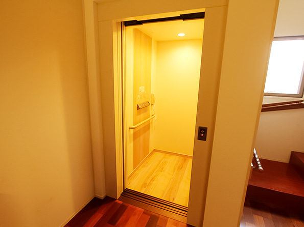 写真：ホームエレベーターの扉が開いている写真