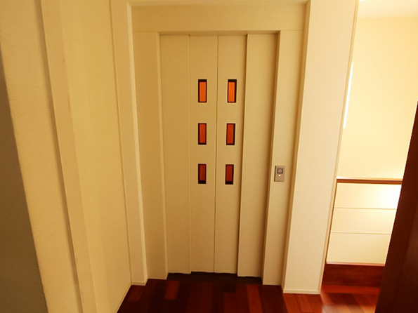 写真：ホームエレベーターの扉が閉まっている写真