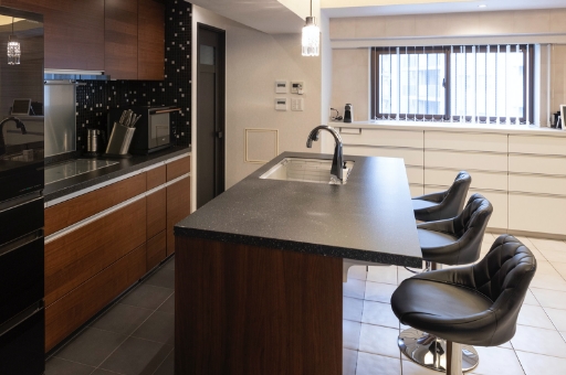 オープンキッチンで広々とすっきりした空間に