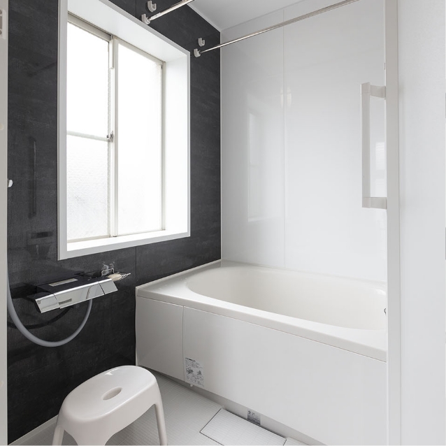 浴室の悩みは足元の冷えと湿気。床暖房のおかげで悩みを解消！