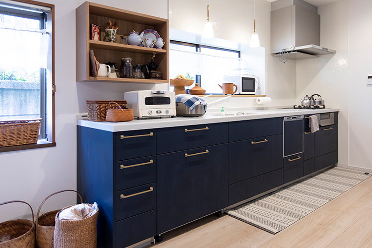 写真：収納スペースを考えた一体感のあるすっきりとしたキッチンにリフォーム。