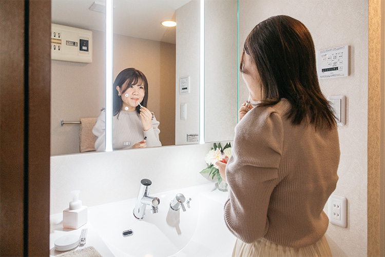 写真：鏡に設置されたライトがお顔を両側から照らし、明るく見やすい洗面ドレッシング