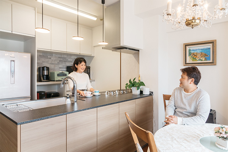 写真：ご主人と一緒に話をしながら家事ができるオープンキッチン