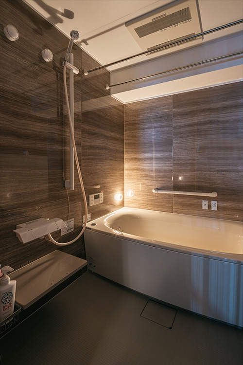 写真：酸素美泡湯と間接照明を設置した、ゆっくりくつろげるバスルーム