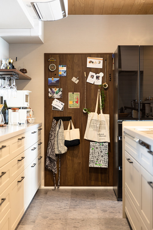 写真：キッチンまわりでよく使うものはマグネットボードに飾って収納
