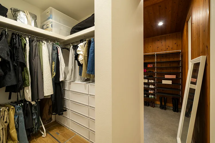写真:リフォーム後の土間収納と、直接アクセス可能なウォークインクローゼット