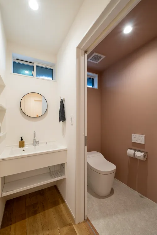写真:リフォーム後の2階の洗面台とトイレスペース