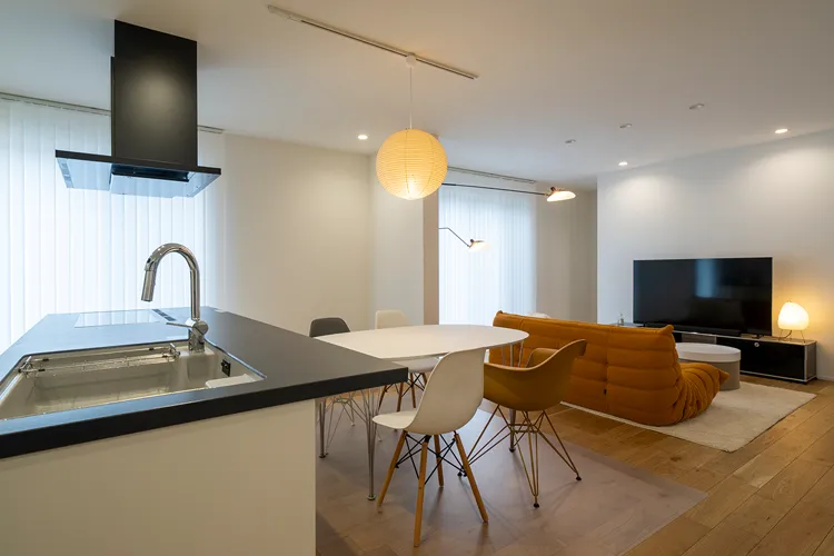 リフォーム後のリビング・ダイニング・キッチン。ホワイトで統一した空間に