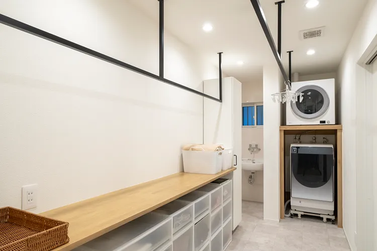 写真：リフォーム後のランドリールーム。洗濯物に必要な家電や設備を集約