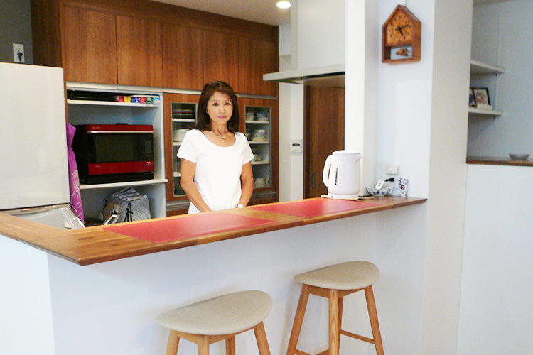 写真：オープンキッチンに立つ奥様