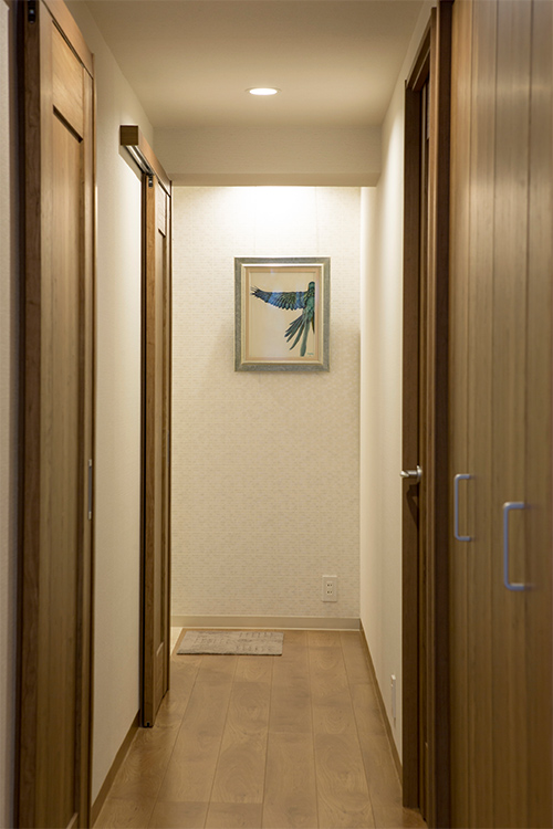 写真：絵画が飾られた玄関