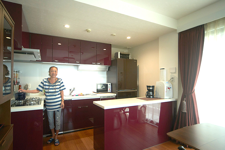 写真：ダイニングとの壁も取れ、オープンに明るくなったキッチン。