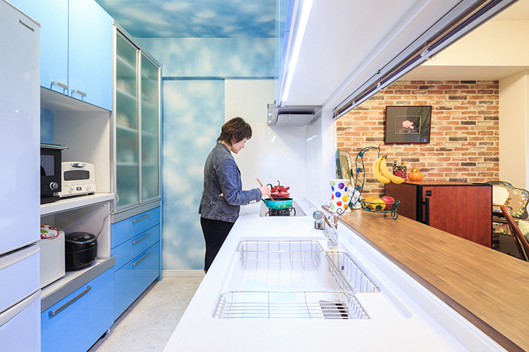 写真：空間全体を水色に統一した奥様お気に入りのキッチン
